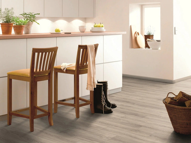 Załaduj obraz do przeglądarki galerii, mountain grey oak plank laminate flooring displayed in a kitchen
