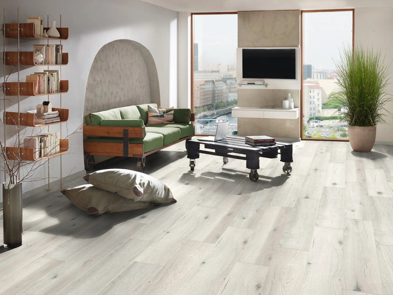 Завантажте зображення в засіб перегляду галереї, papa oak laminate flooring displayed in a living area

