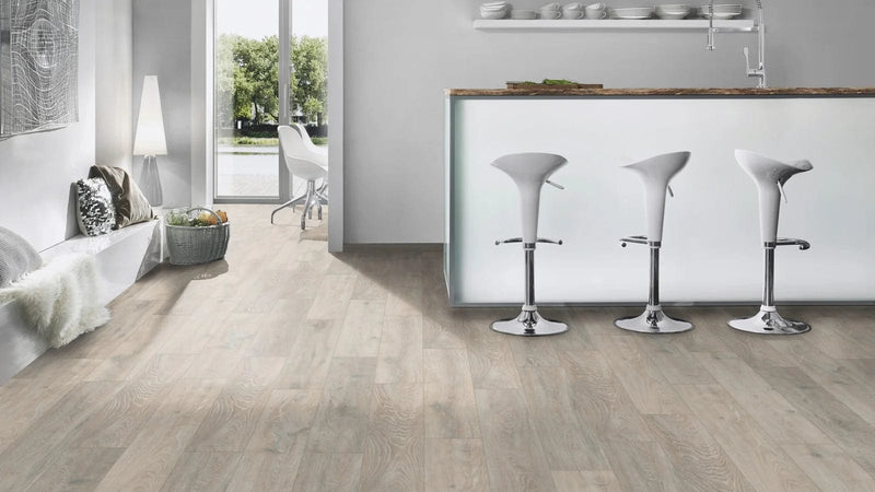 Załaduj obraz do przeglądarki galerii, porto oak laminate flooring displayed in a living area
