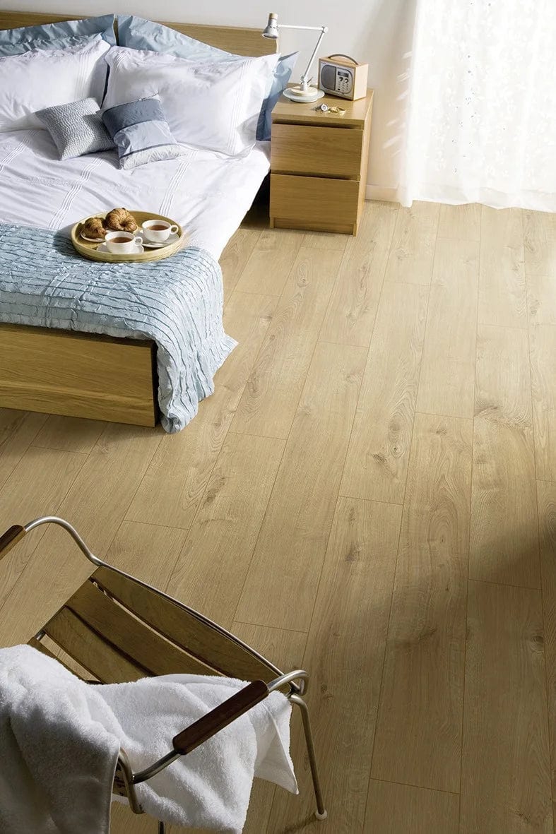 Завантажте зображення в засіб перегляду галереї, barnyard oak laminate flooring displayed in a bedroom
