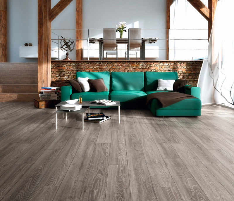 Завантажте зображення в засіб перегляду галереї, sens oak laminate flooring displayed in a living area
