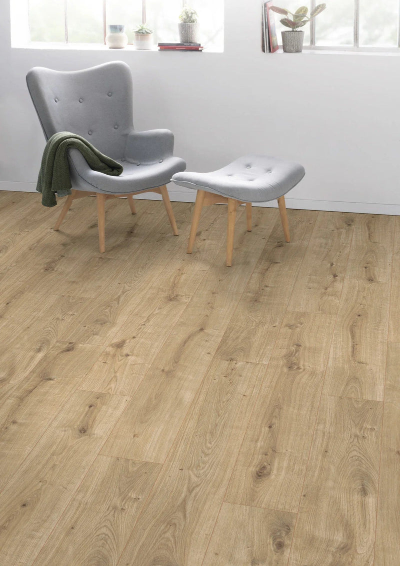 Załaduj obraz do przeglądarki galerii, light dunnington oak laminate flooring on display in a living area
