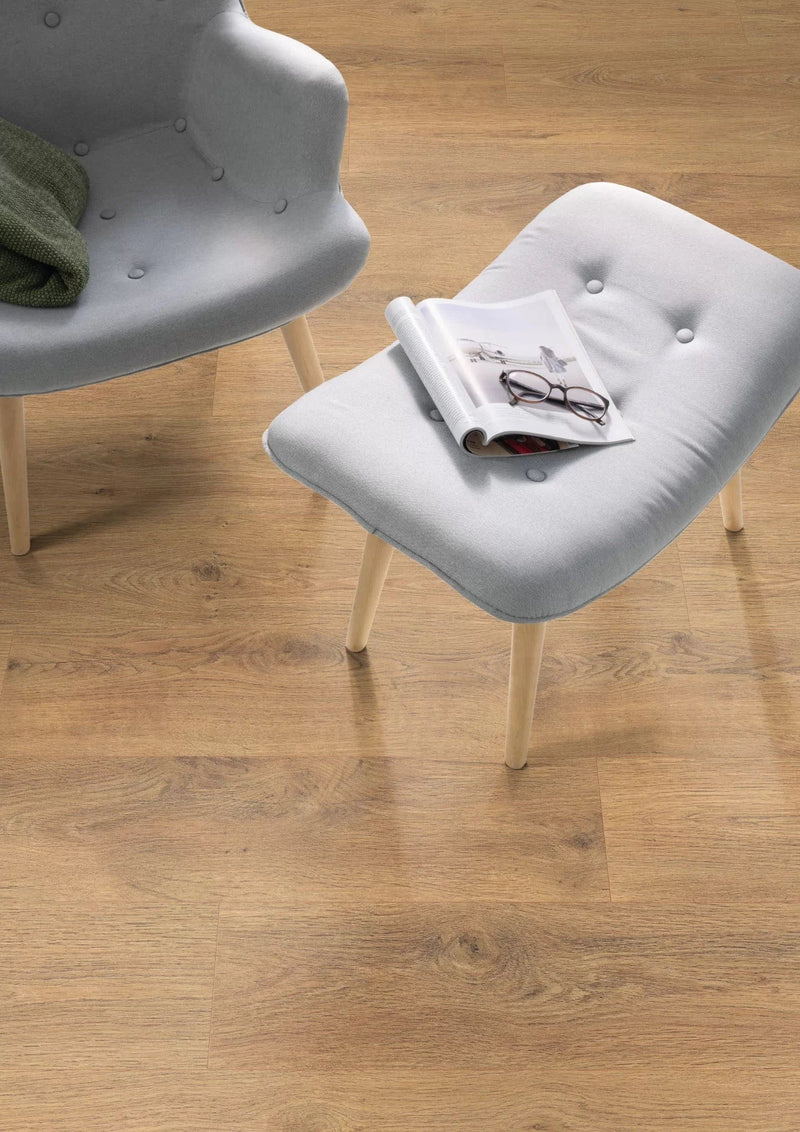Завантажте зображення в засіб перегляду галереї, natural grayson oak laminate flooring displayed in a home
