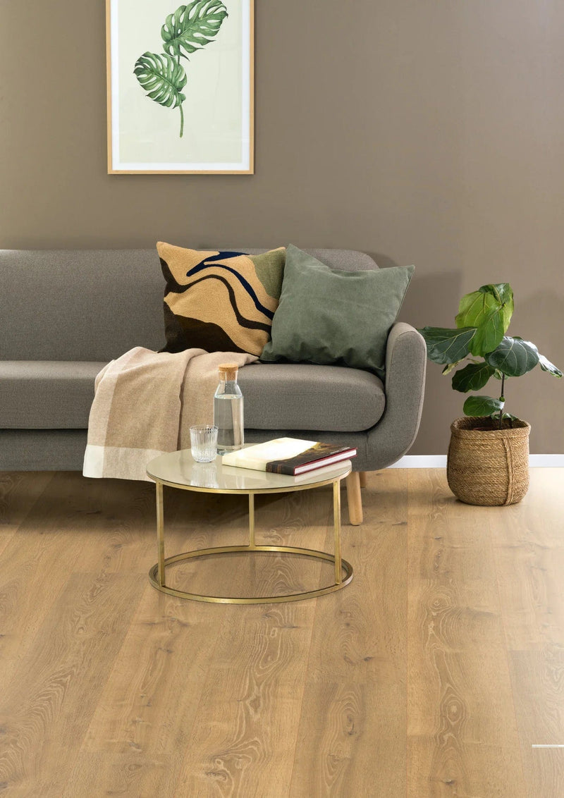 Завантажте зображення в засіб перегляду галереї, natural bayford oak laminate flooring displayed in a living area
