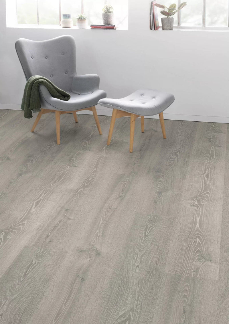 Завантажте зображення в засіб перегляду галереї, white raydon oak laminate flooring displayed in a living area
