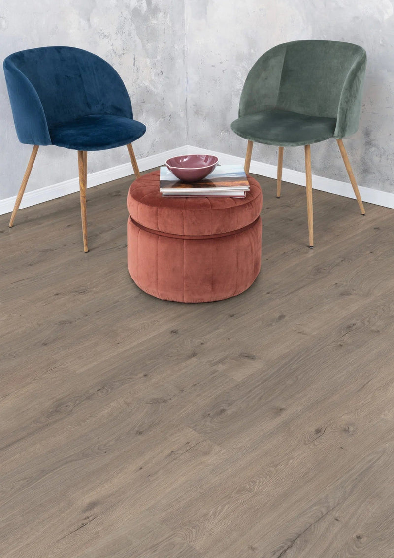 Завантажте зображення в засіб перегляду галереї, murom oak grey laminate flooring displayed in a living area
