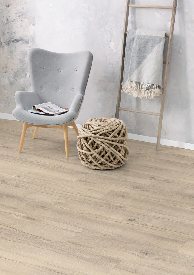 Załaduj obraz do przeglądarki galerii, beige galway oak laminate flooring displayed in a home setting

