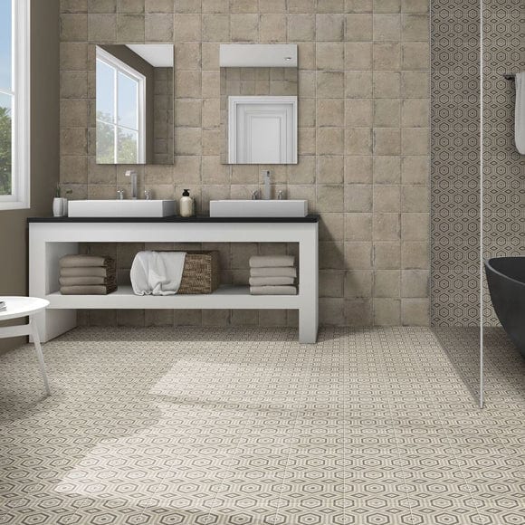 Załaduj obraz do przeglądarki galerii, beige norland tile 20x20cm displayed in a bathroom
