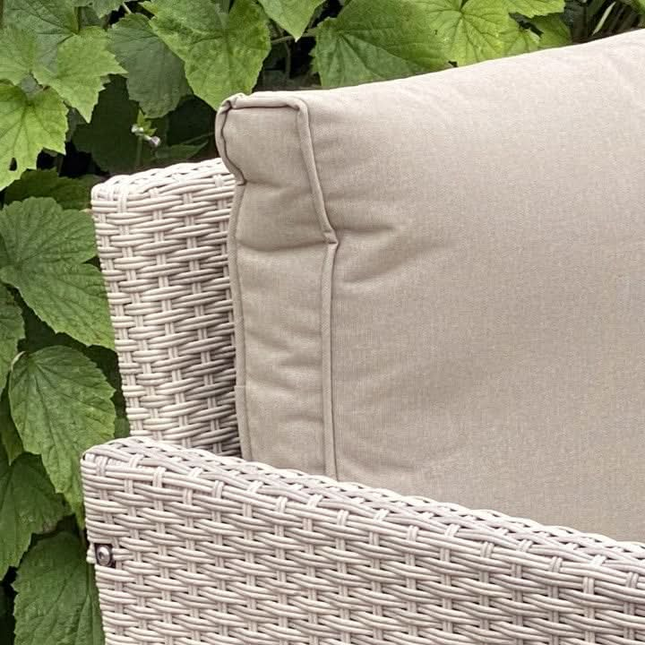 Załaduj obraz do przeglądarki galerii, cream back cushion on cream sofa
