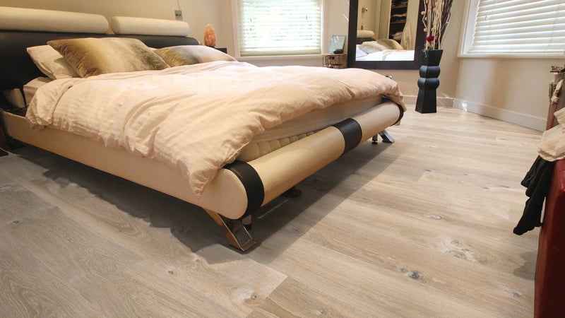 Załaduj obraz do przeglądarki galerii, ohio oak white flooring displayed in a bedroom
