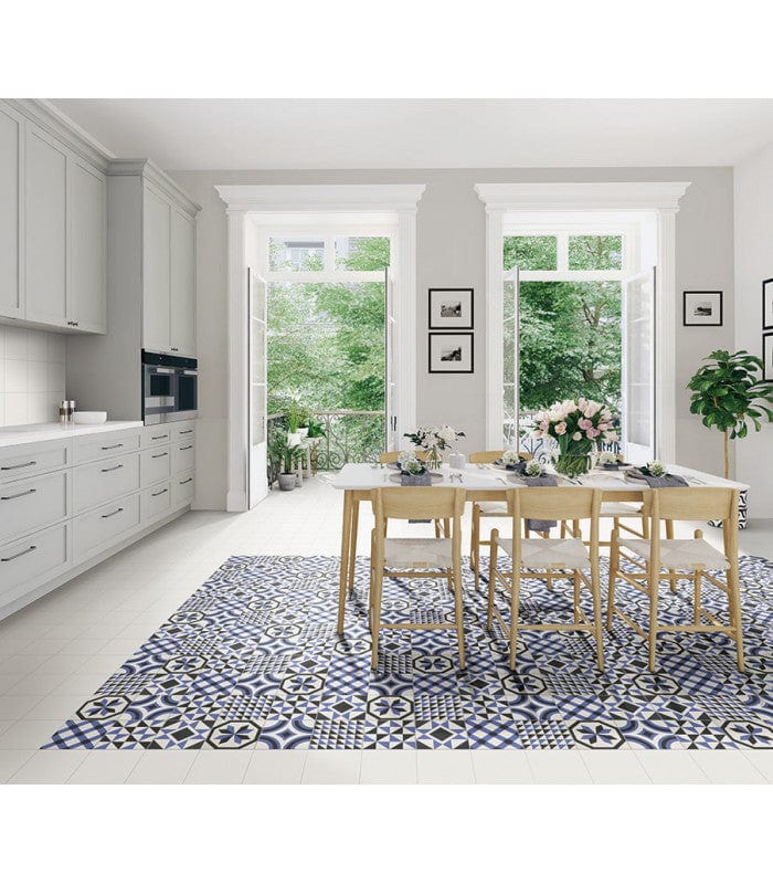 Załaduj obraz do przeglądarki galerii, blue trinity tile 20x20cm displayed in a kitchen
